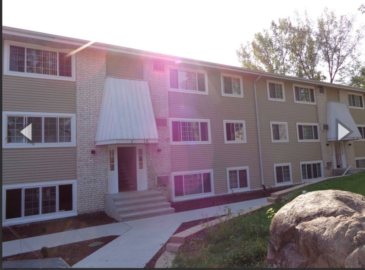 Apartment for rent at 285 Robins Rd, Hiawatha, IA 52233