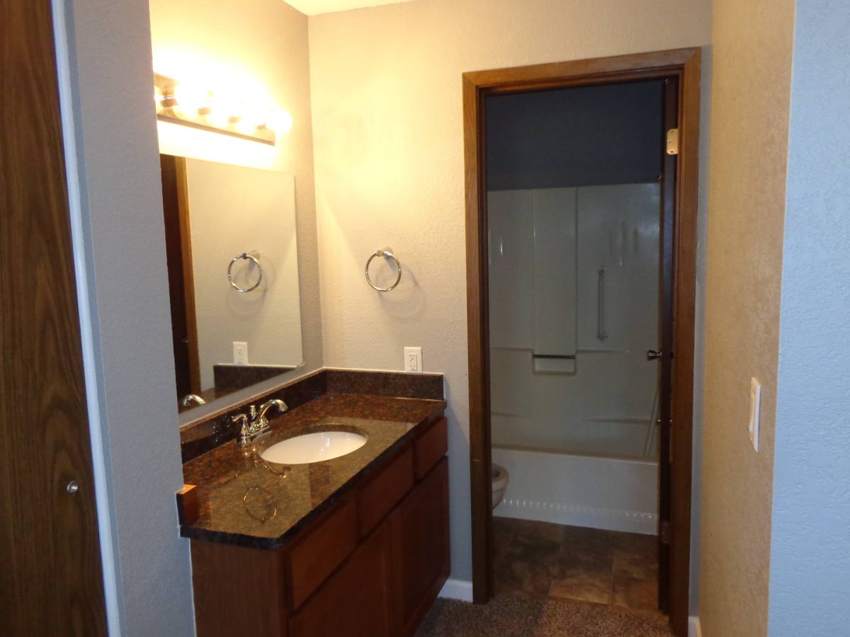 Apartment for rent at 285 Robins Rd, Hiawatha, IA 52233