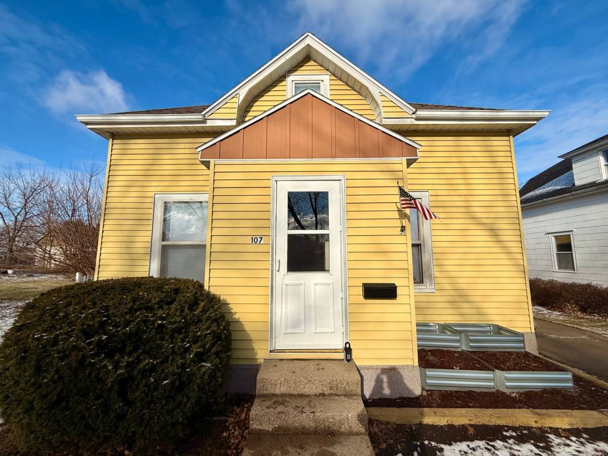 House for rent at 107 Clark St, Reinbeck, IA 50669