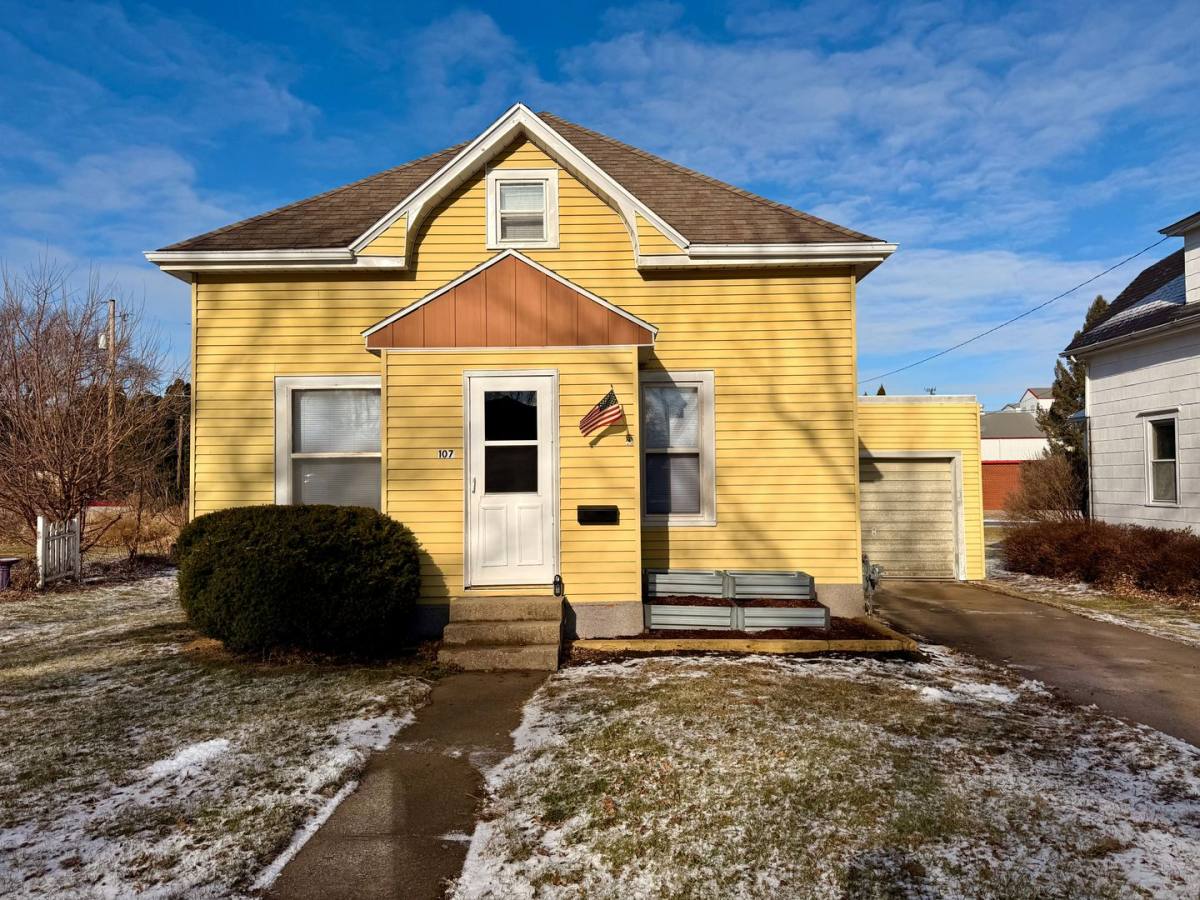 House for rent at 107 Clark St, Reinbeck, IA 50669
