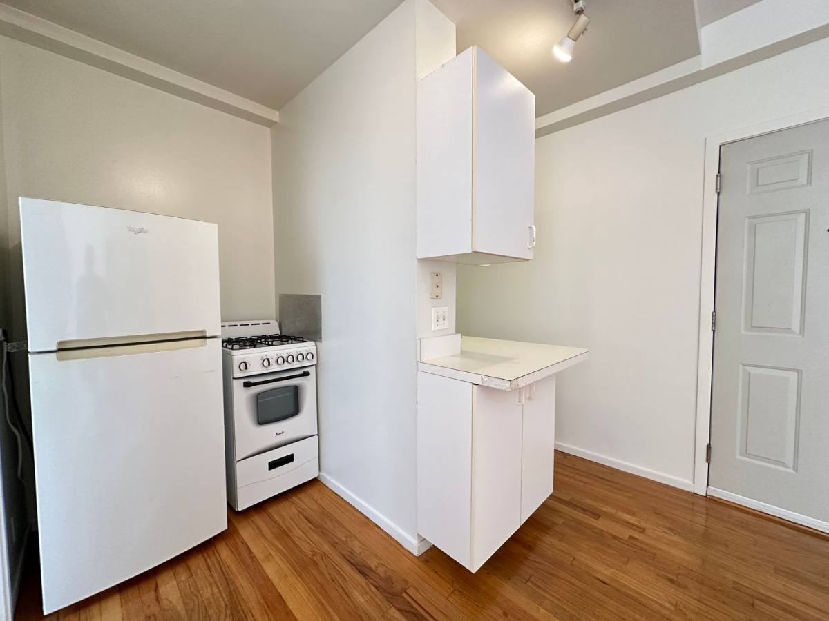 Apartment for rent at 5959 N Kenmore Ave, Chicago, IL 60660