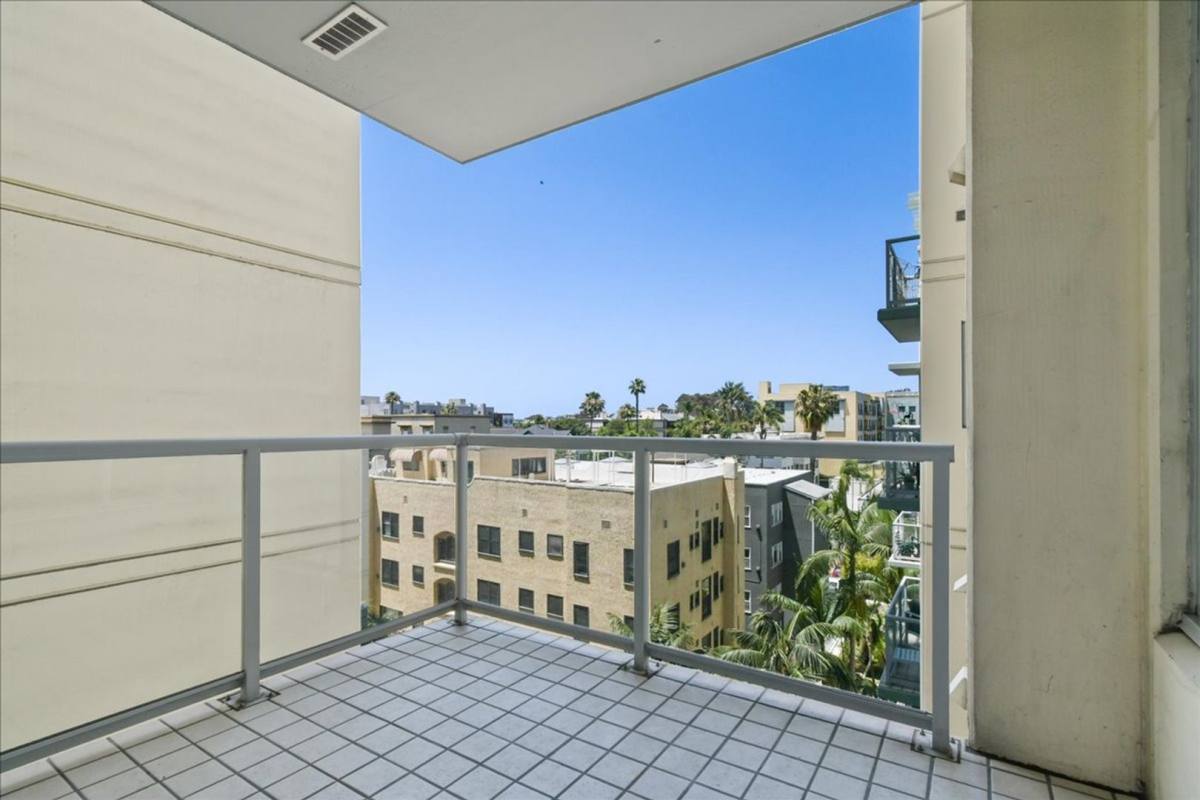 Condo for rent at 850 Beech St, San Diego, CA 92101