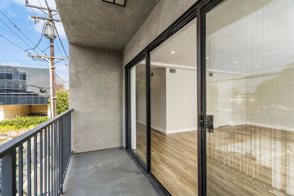 Apartment for rent at 121 N Hamilton Dr, Beverly Hills, CA 90211
