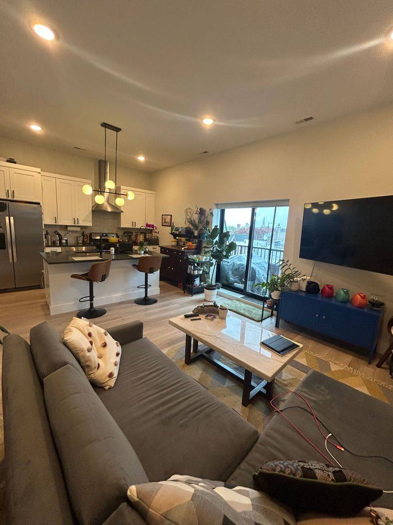 Apartment for rent at 1214 W Carmen Ave #203, Chicago, IL 60640