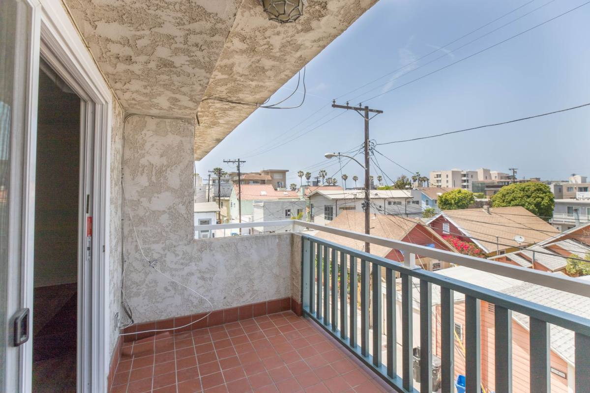 Apartment for rent at 35 24th Ave #4, Venice, CA 90291