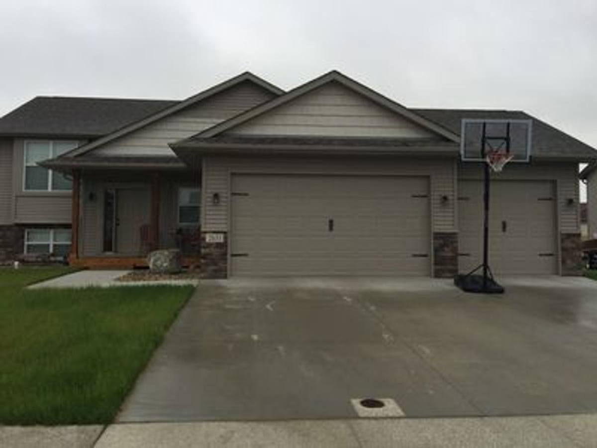House for rent at 2633 17th St NW, Minot, ND 58703