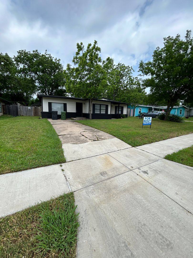 House for rent at 805 Biggs Terrace, Arlington, TX 76010
