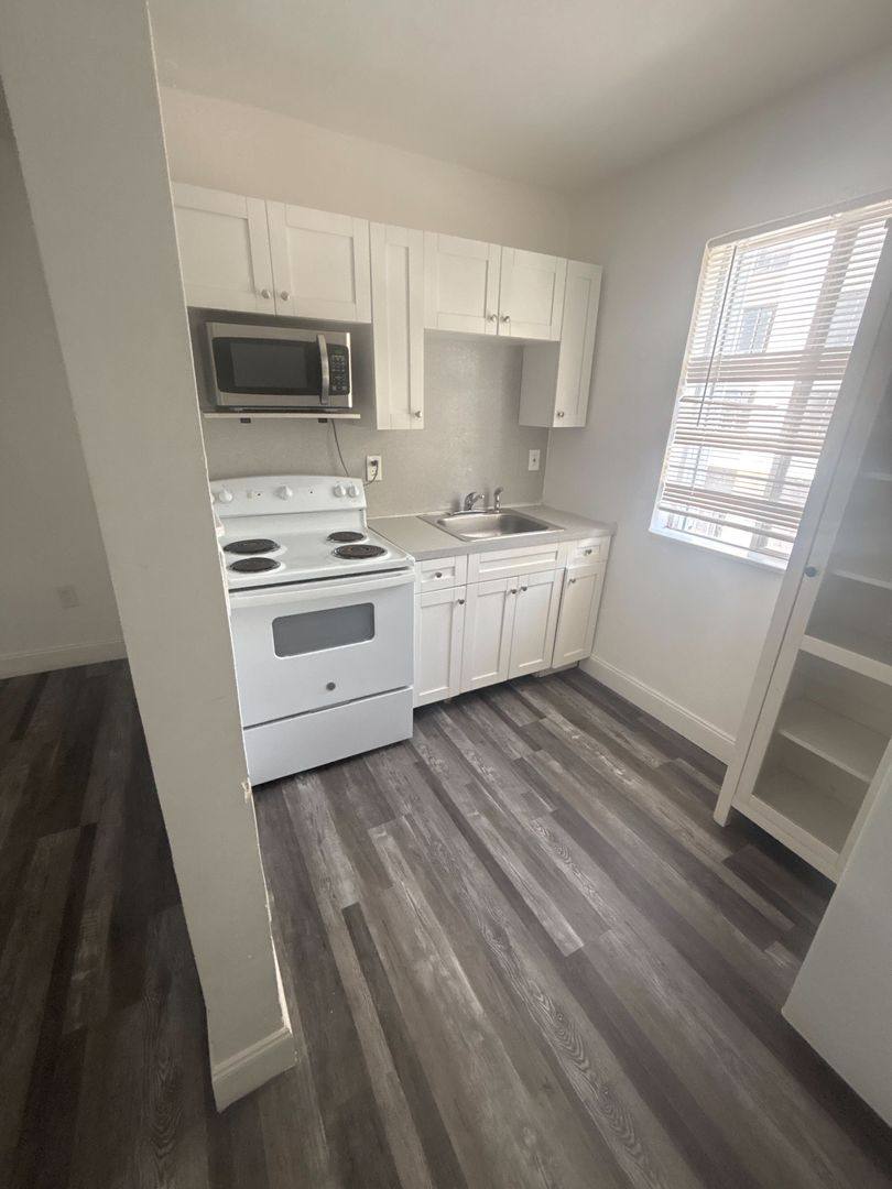 Apartment for rent at 542 NW 8th St, Miami, FL 33136