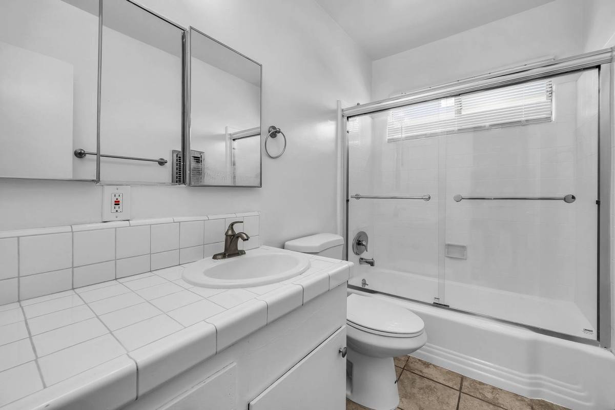 Apartment for rent at 4926 August St, Los Angeles, CA 90008