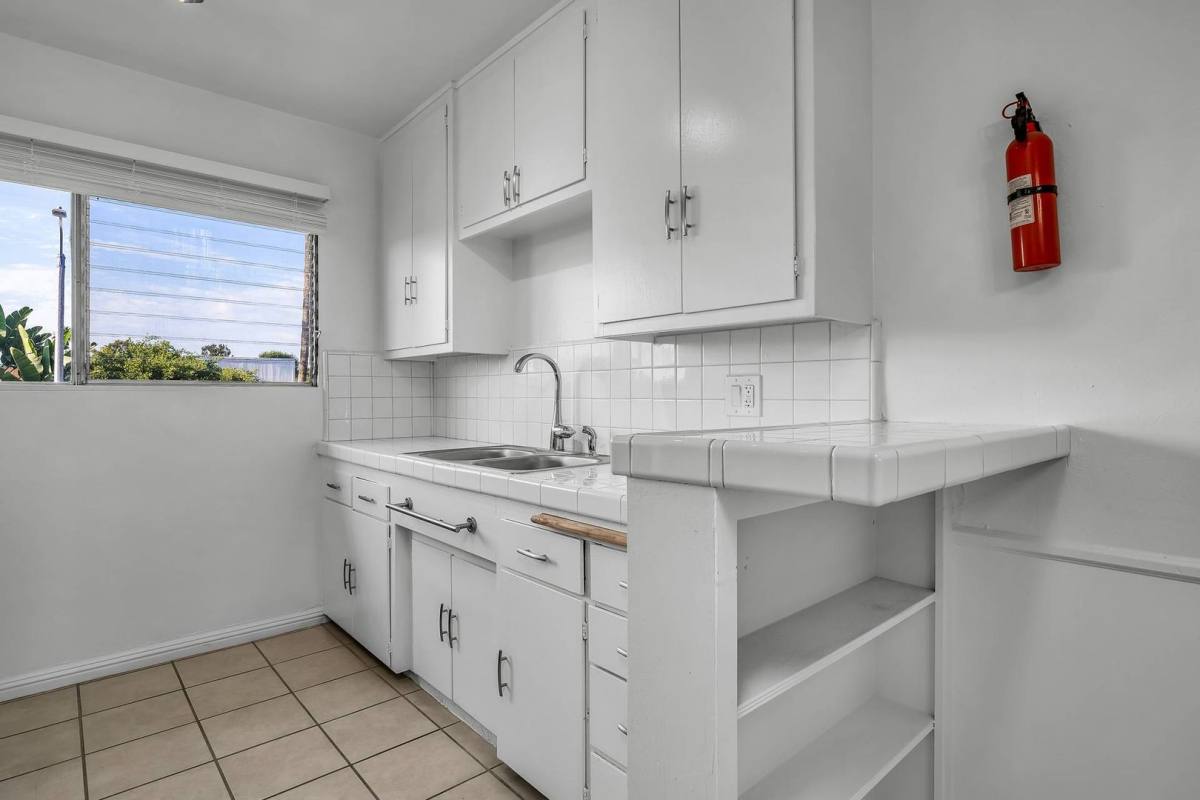 Apartment for rent at 4926 August St, Los Angeles, CA 90008