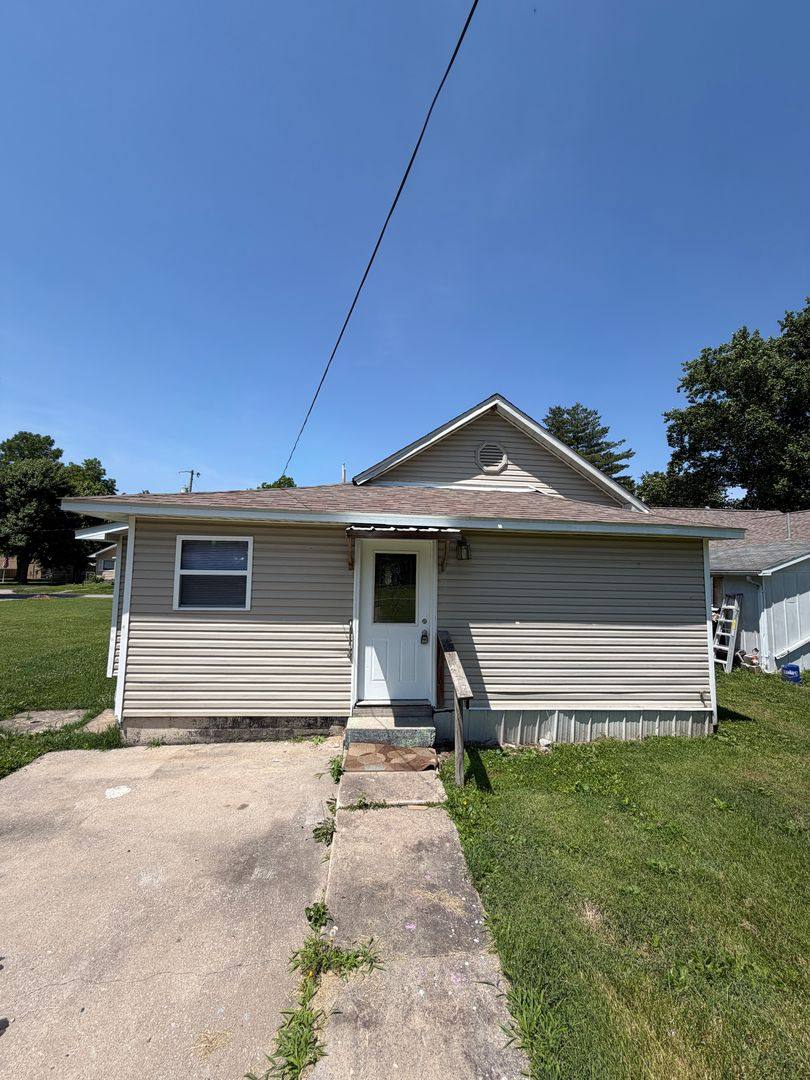 House for rent at 18 S Linden, Du Quoin, IL 62832