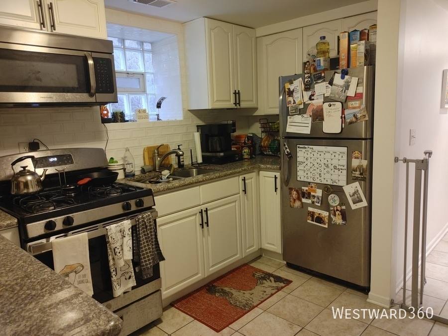 Apartment for rent at 2102 W Belle Plaine Ave G #G, Chicago, IL 60618
