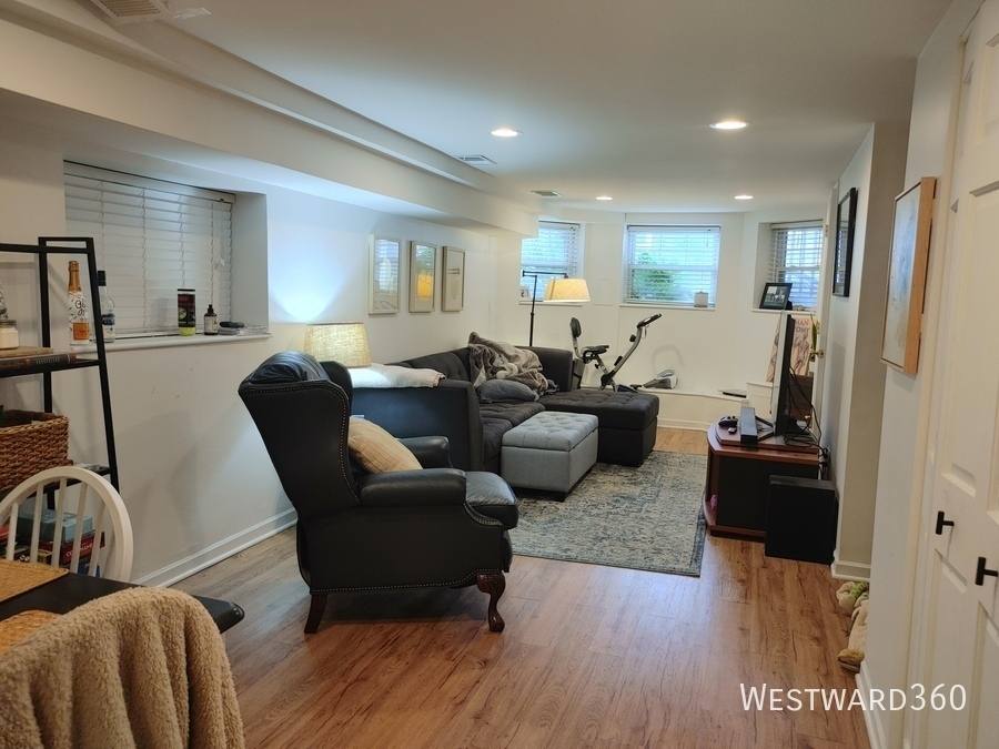 Apartment for rent at 2102 W Belle Plaine Ave G #G, Chicago, IL 60618