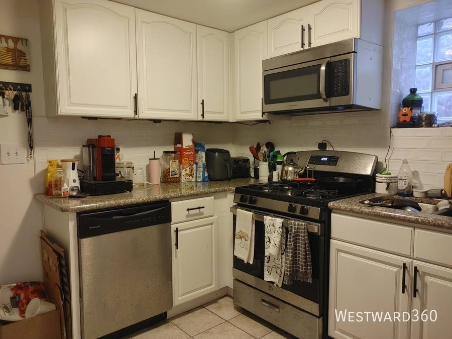 Apartment for rent at 2102 W Belle Plaine Ave G #G, Chicago, IL 60618