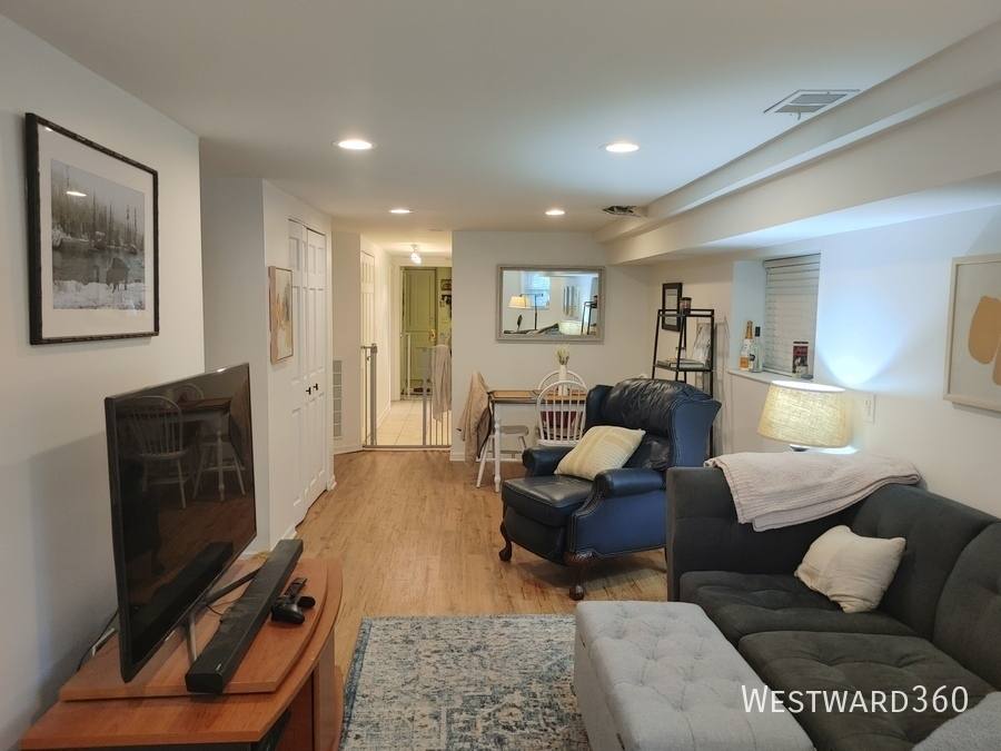 Apartment for rent at 2102 W Belle Plaine Ave G #G, Chicago, IL 60618
