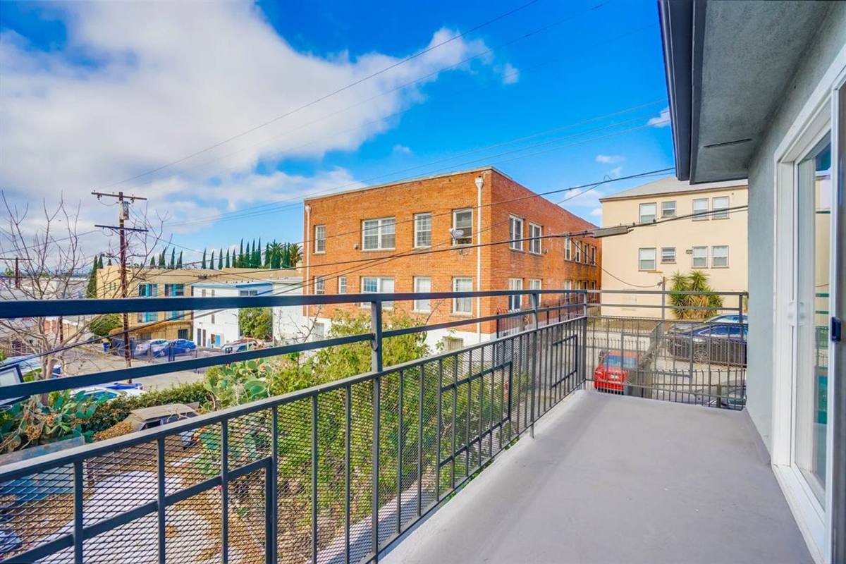 Apartment for rent at 4037 W 28th St, Los Angeles, CA 90018
