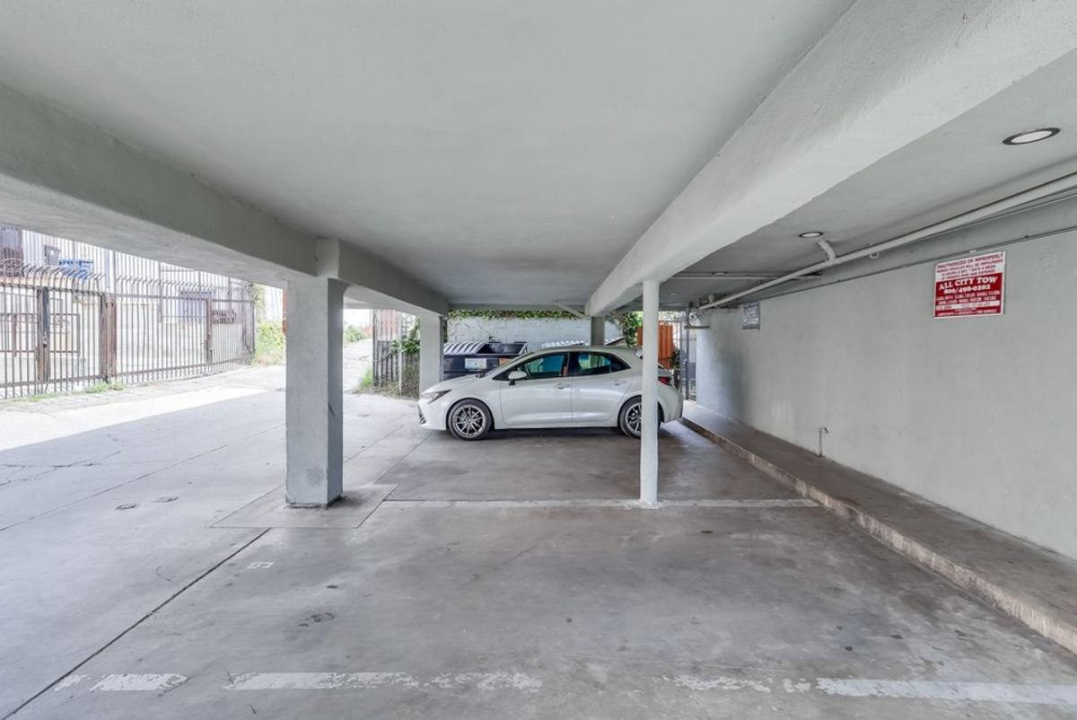 Apartment for rent at 4037 W 28th St, Los Angeles, CA 90018