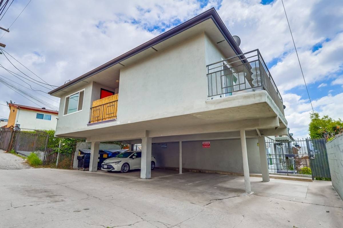 Apartment for rent at 4037 W 28th St, Los Angeles, CA 90018