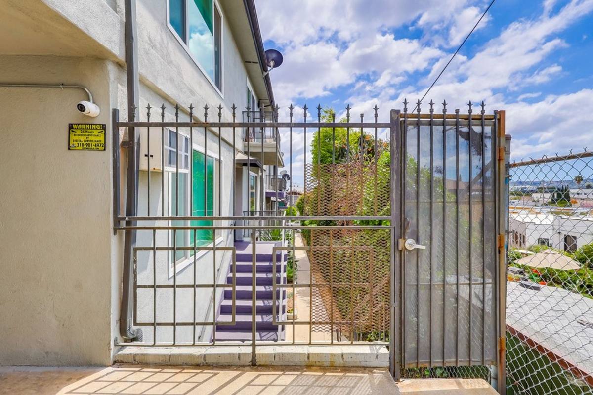 Apartment for rent at 4037 W 28th St, Los Angeles, CA 90018