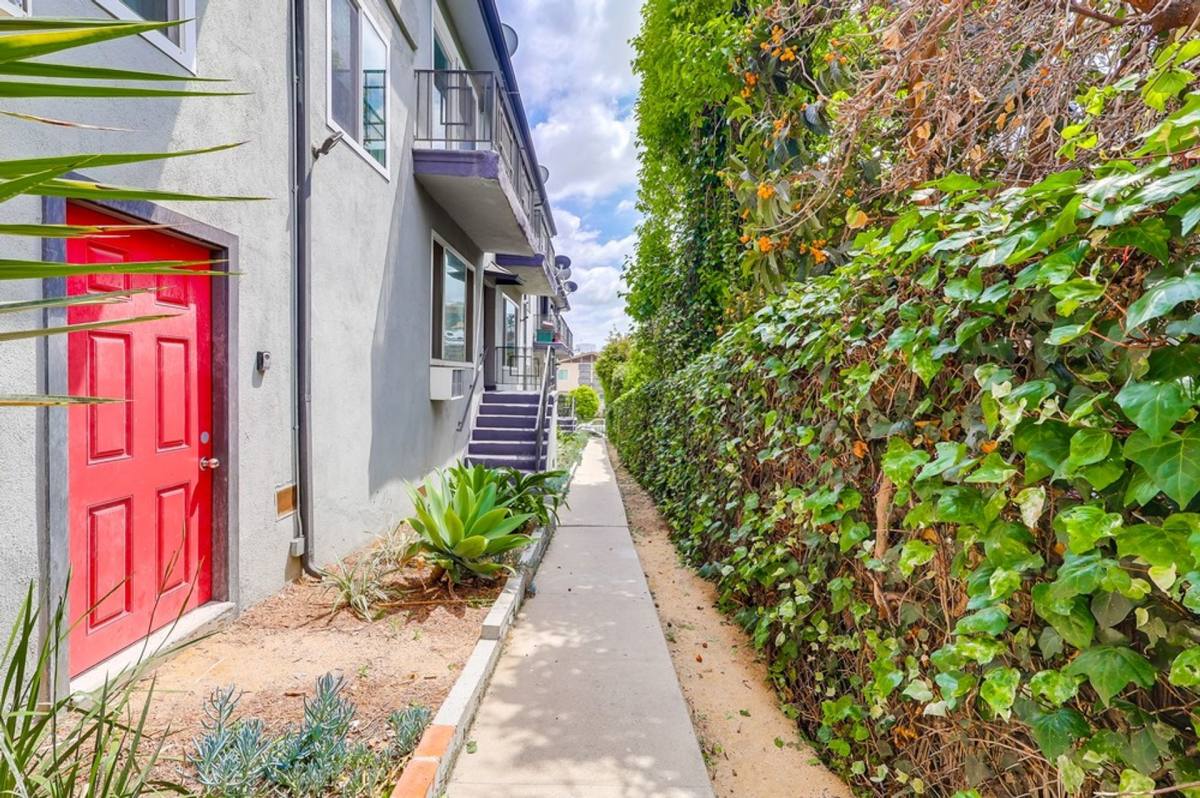 Apartment for rent at 4037 W 28th St, Los Angeles, CA 90018