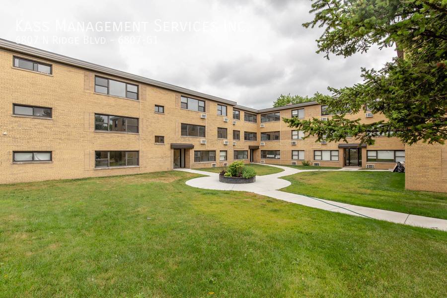 Apartment for rent at 6807 N Ridge Blvd #G1, Chicago, IL 60645