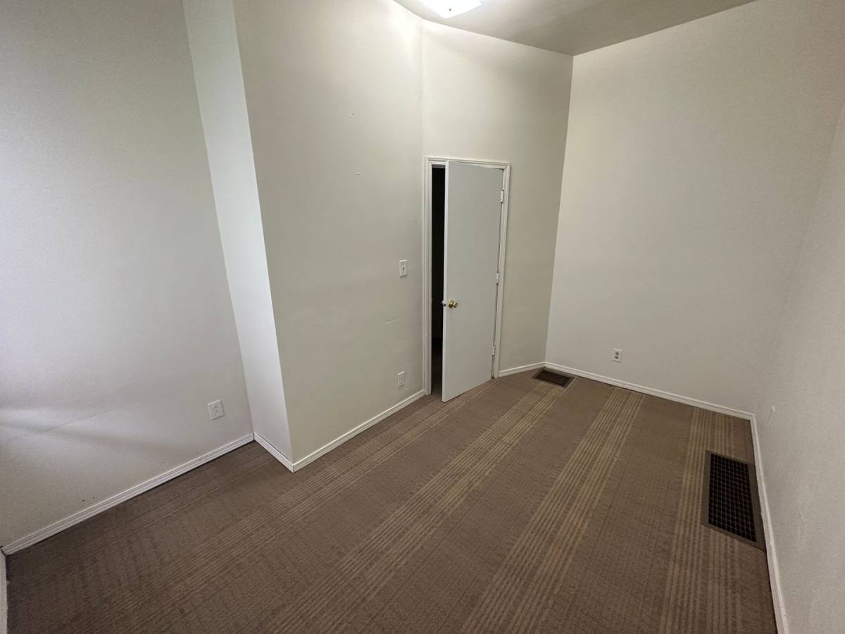 Apartment for rent at 909 W Taylor, Bloomington, IL 61701