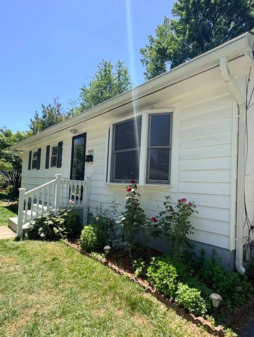 House for rent at 900 Neal Dr, Rockville, MD 20850