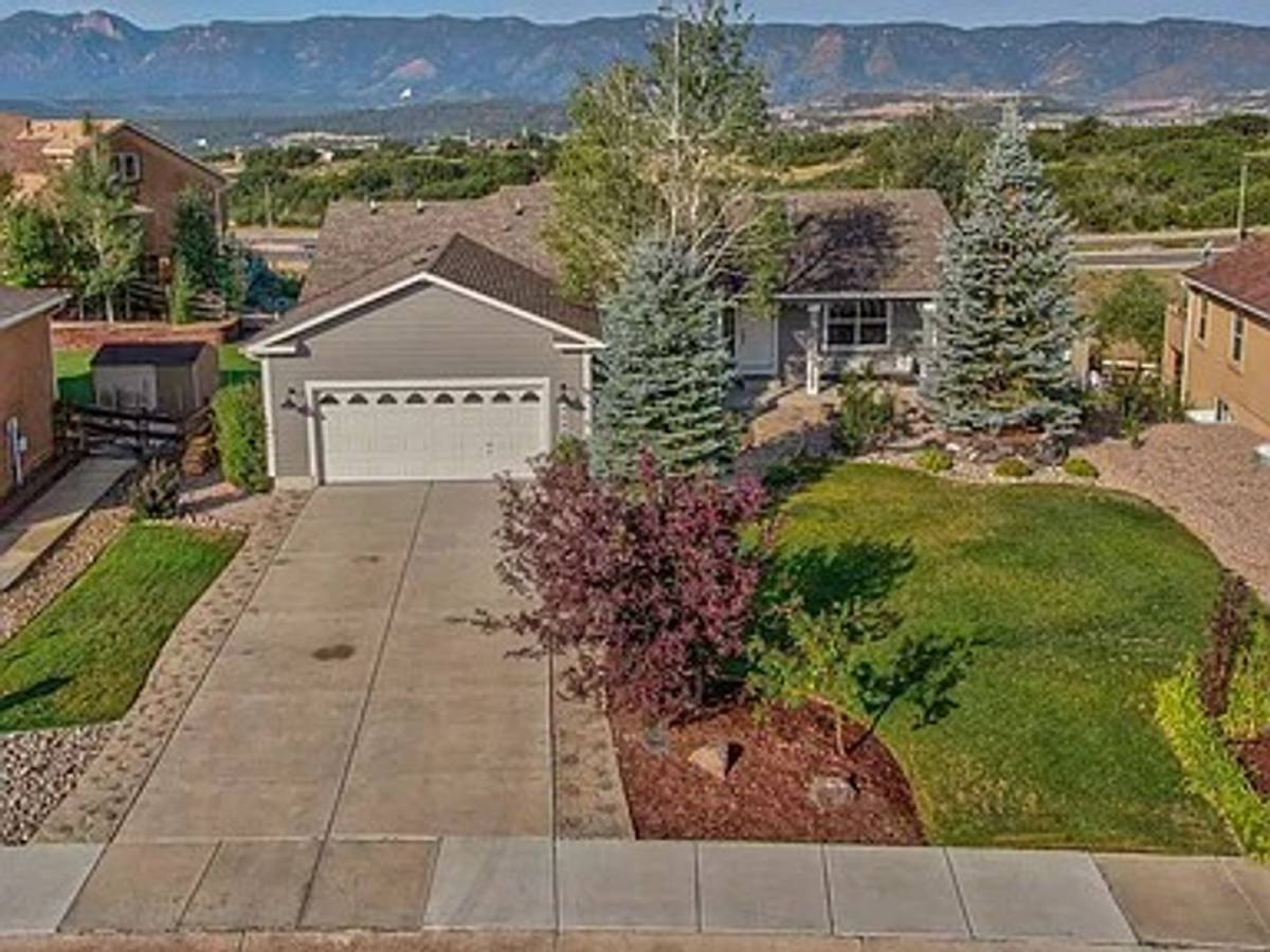 House for rent at 15692 Paiute Circle, Monument, CO 80132