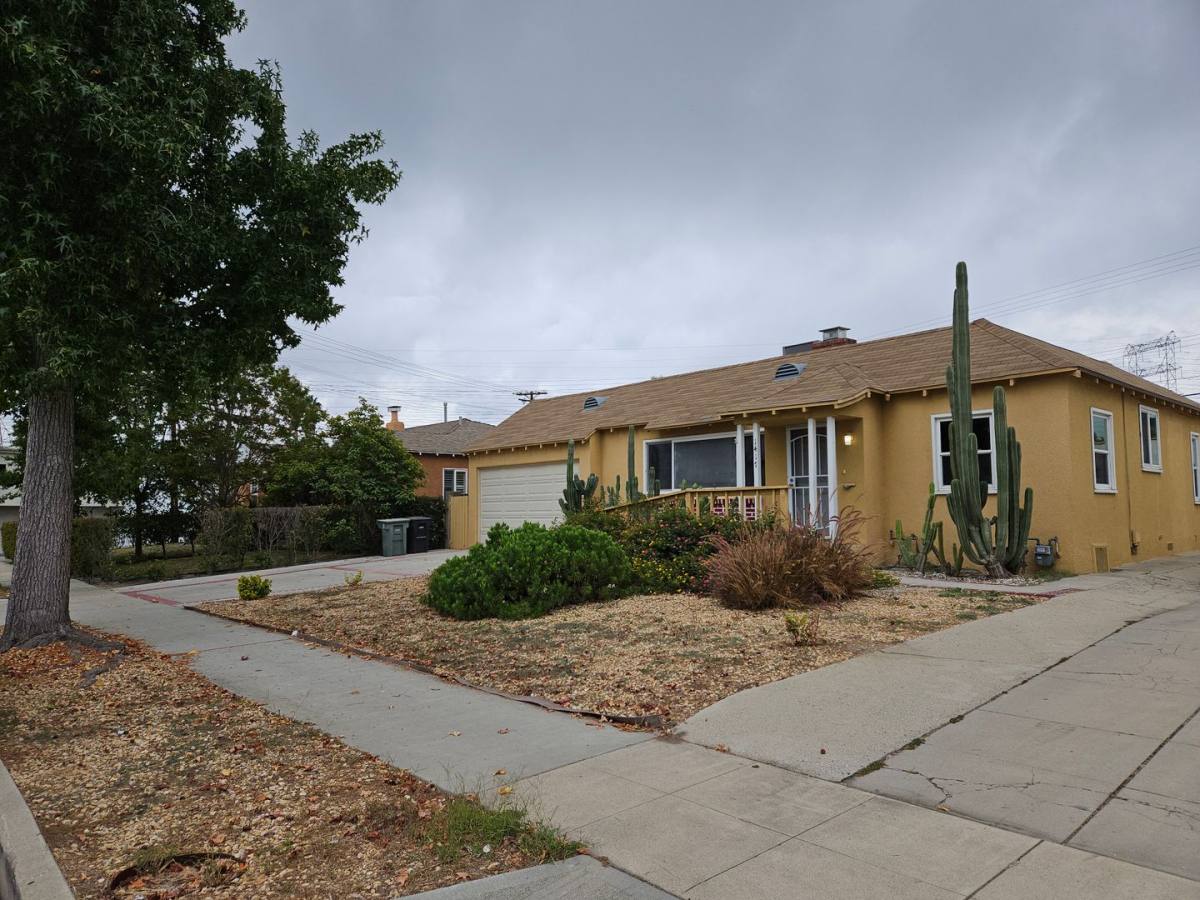 House for rent at 1417 N Evergreen St, Burbank, CA 91505