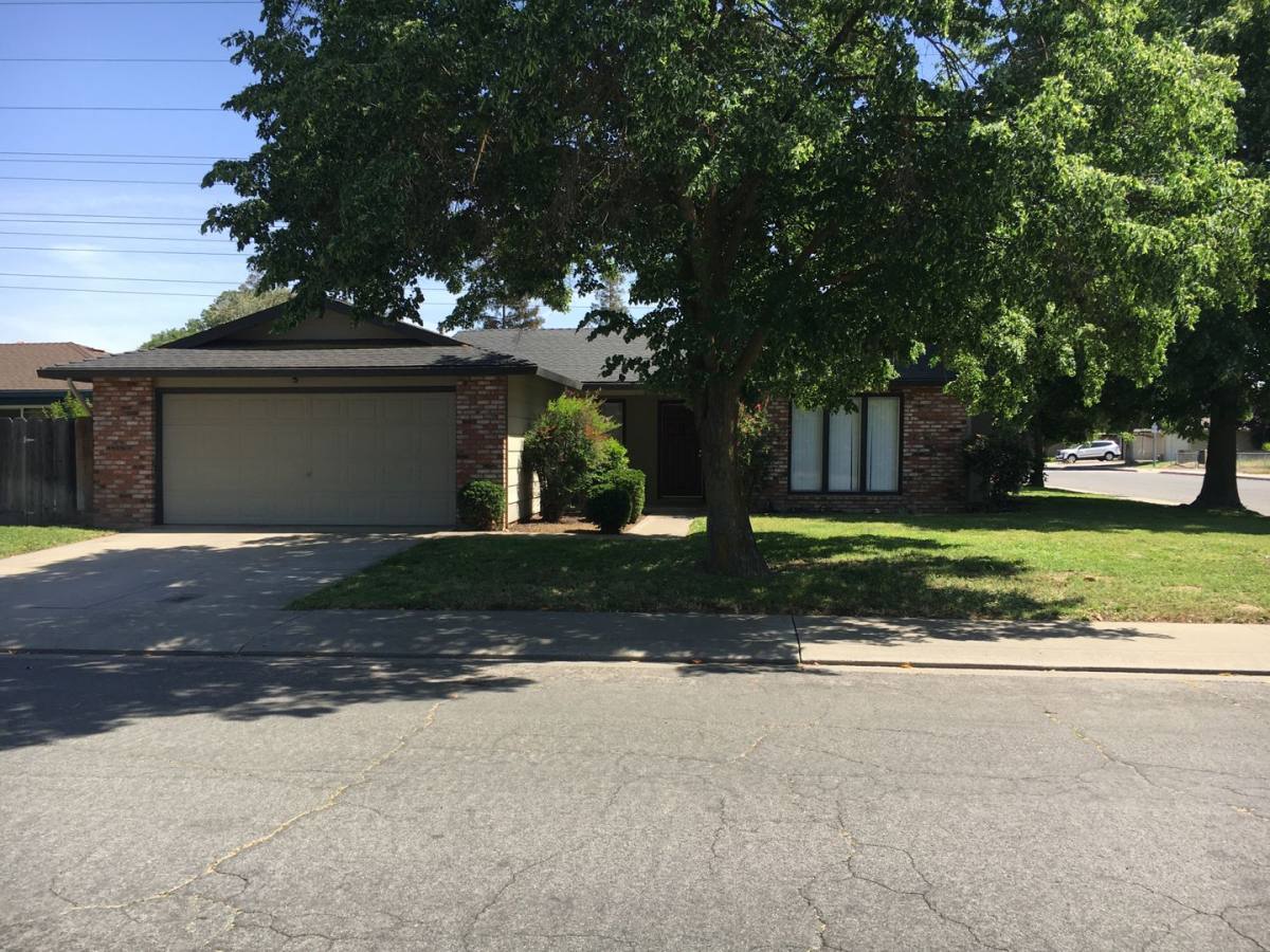 House for rent at 952 Mango Dr, Modesto, CA 95356