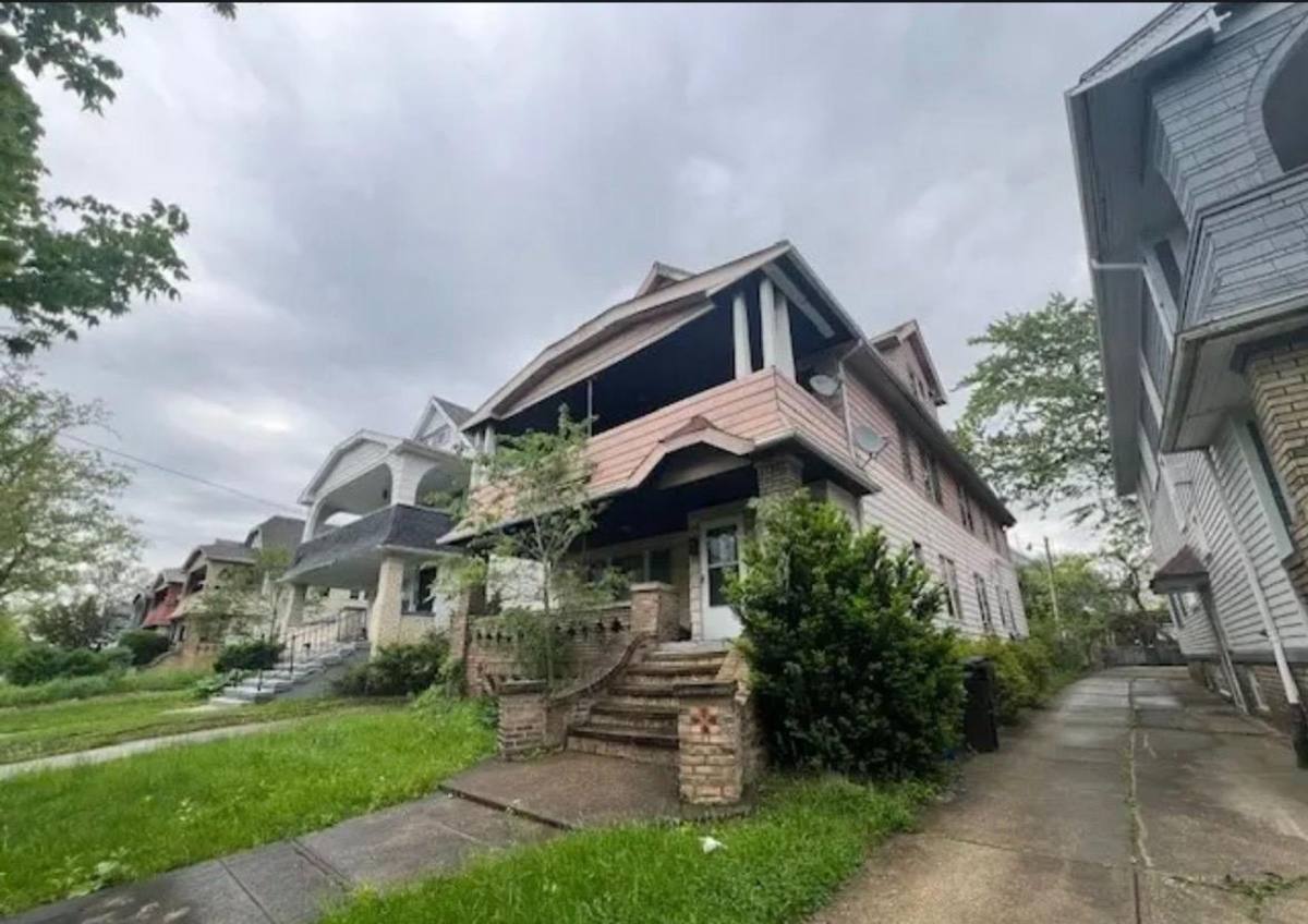 Apartment for rent at 3661 E 151st St, Cleveland, OH 44120