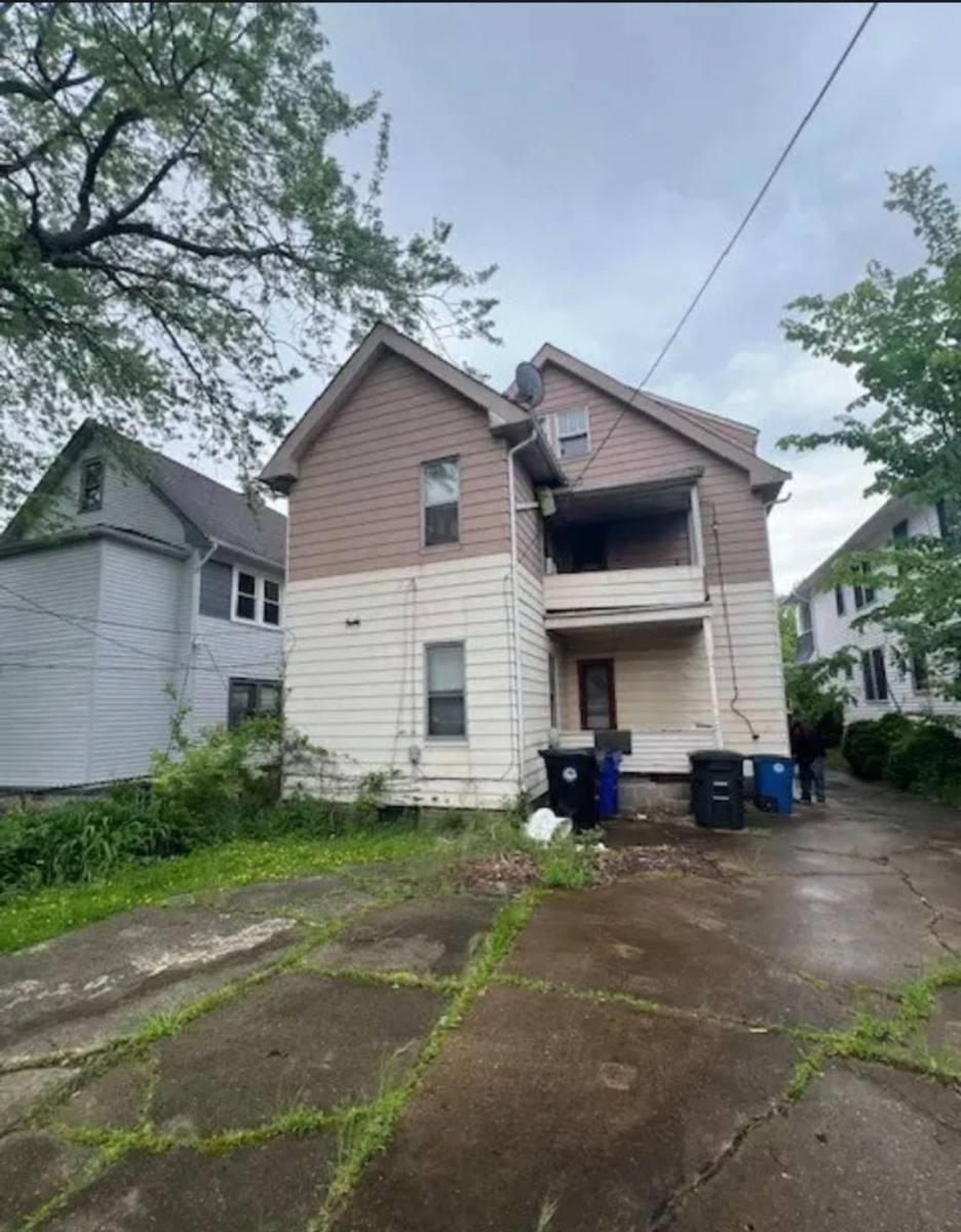 Apartment for rent at 3661 E 151st St, Cleveland, OH 44120
