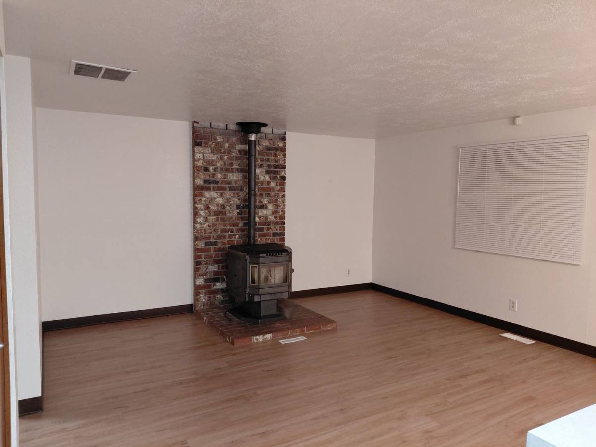 House for rent at 1399 Parkway Dr NW, Salem, OR 97304