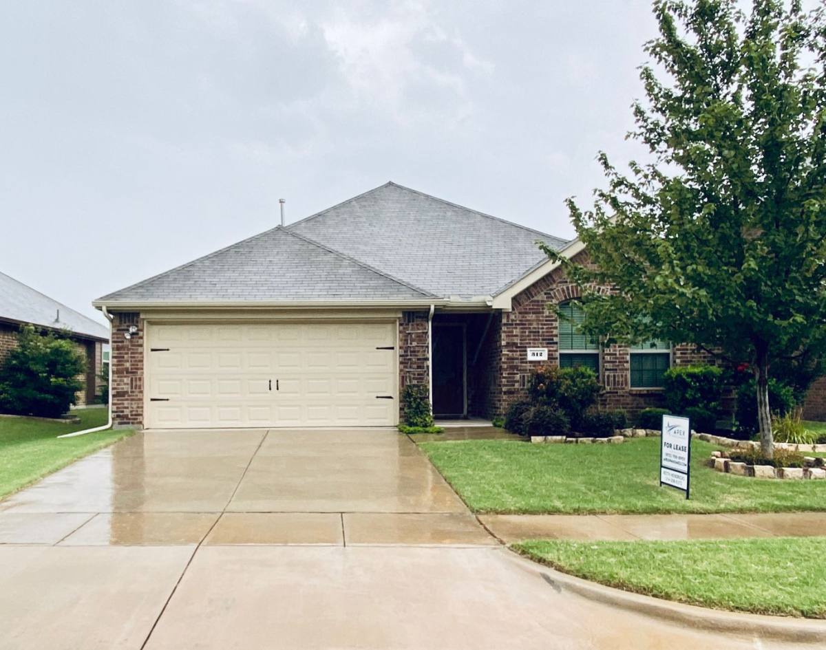House for rent at 312 Hawthorn Dr, Rockwall, TX 75087