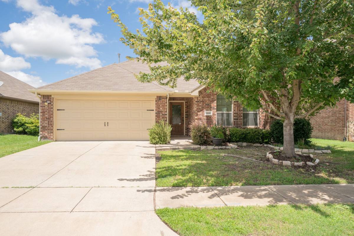 House for rent at 312 Hawthorn Dr, Rockwall, TX 75087