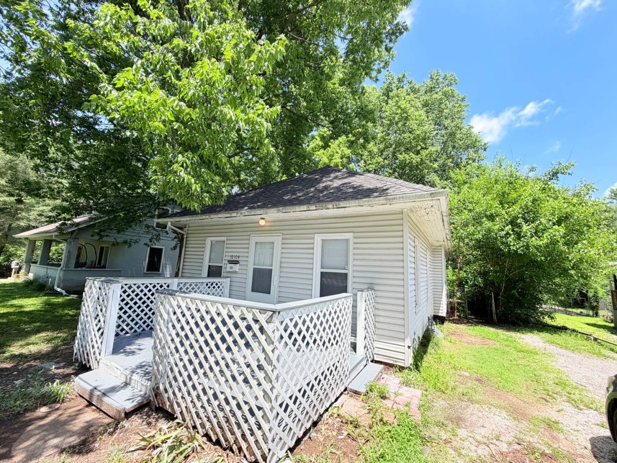 House for rent at 10104 E Golf Ave, Independence, MO 64053