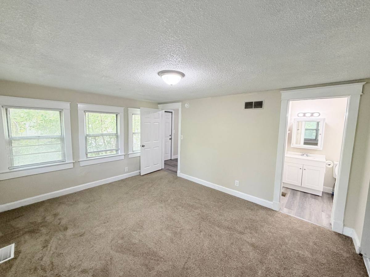House for rent at 10104 E Golf Ave, Independence, MO 64053