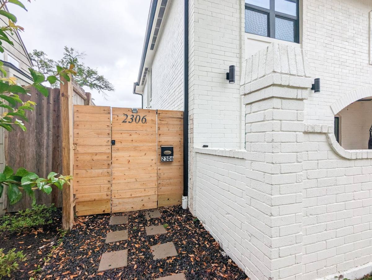 Apartment for rent at 2306 Addison Rd, Houston, TX 77030