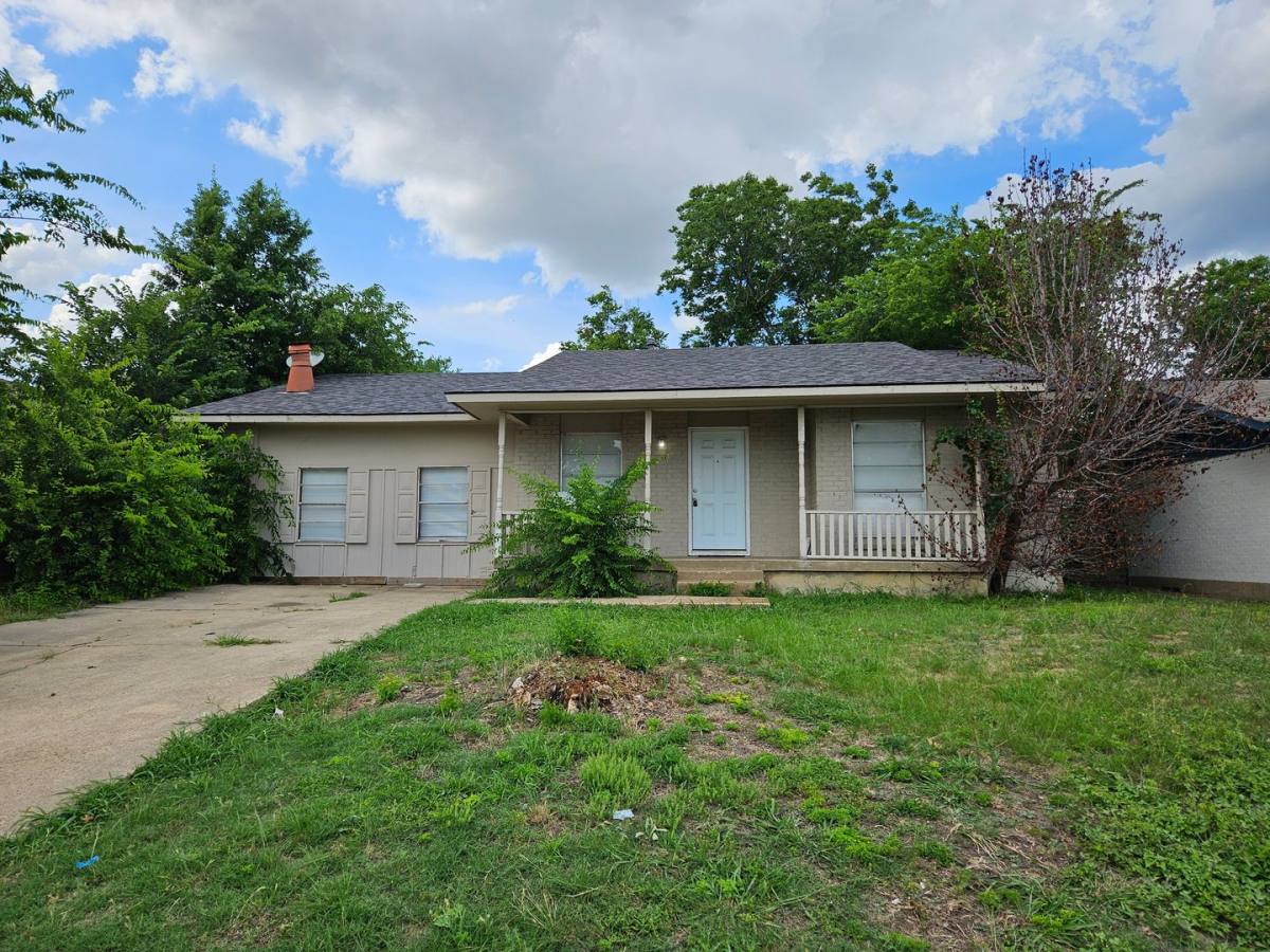 House for rent at 1621 E Park Blvd, Plano, TX 75074