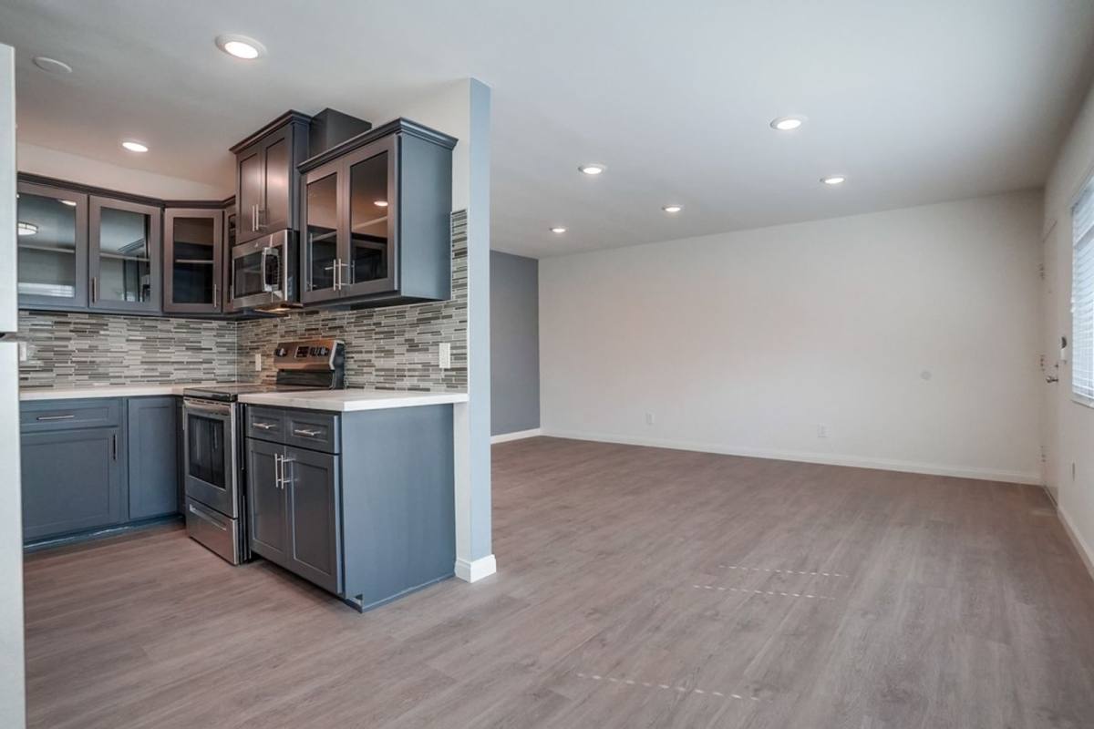 Apartment for rent at 333 W Queen St #7, Inglewood, CA 90301