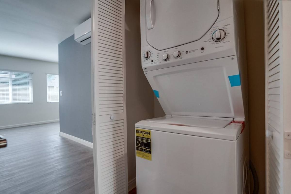 Apartment for rent at 333 W Queen St #7, Inglewood, CA 90301