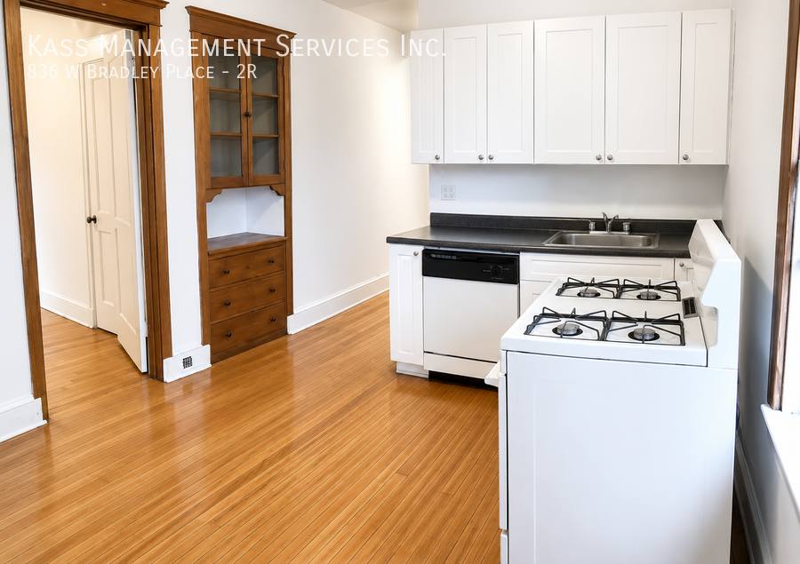 Apartment for rent at 836 W Bradley Place #2R, Chicago, IL 60613