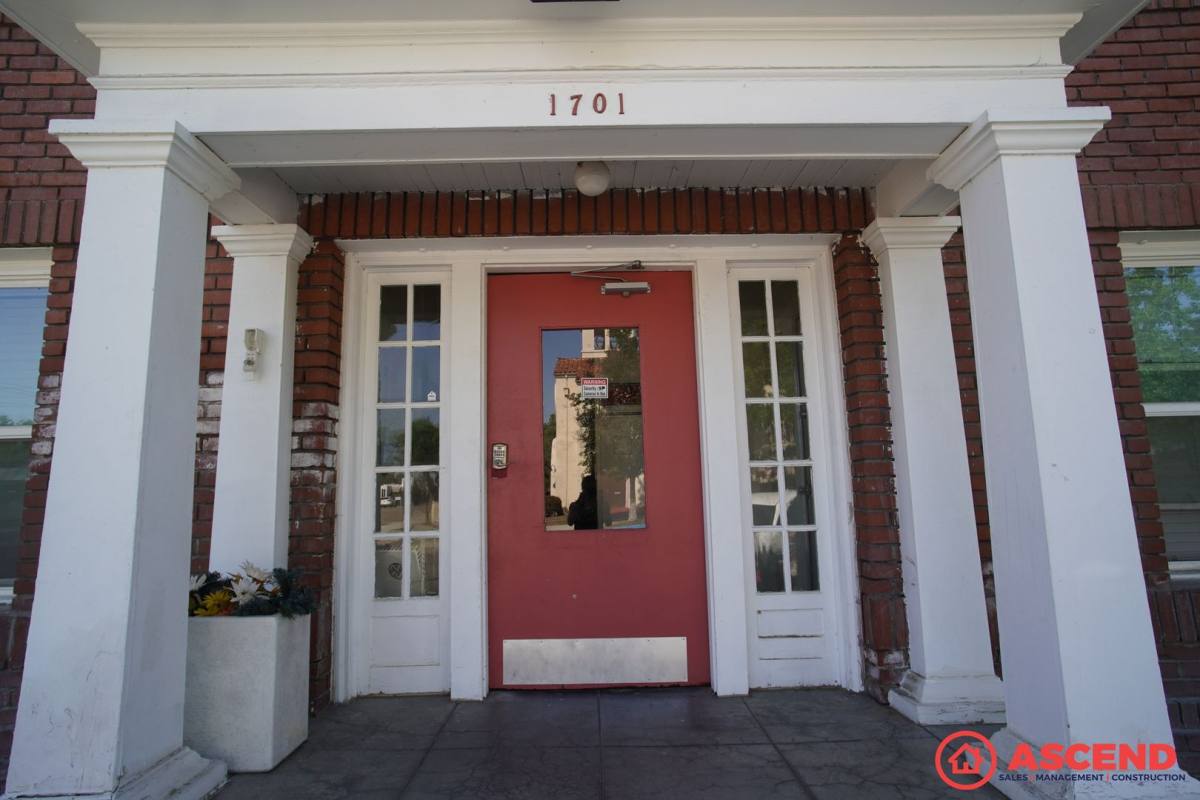 Apartment for rent at 1701 B St, Bakersfield, CA 93301