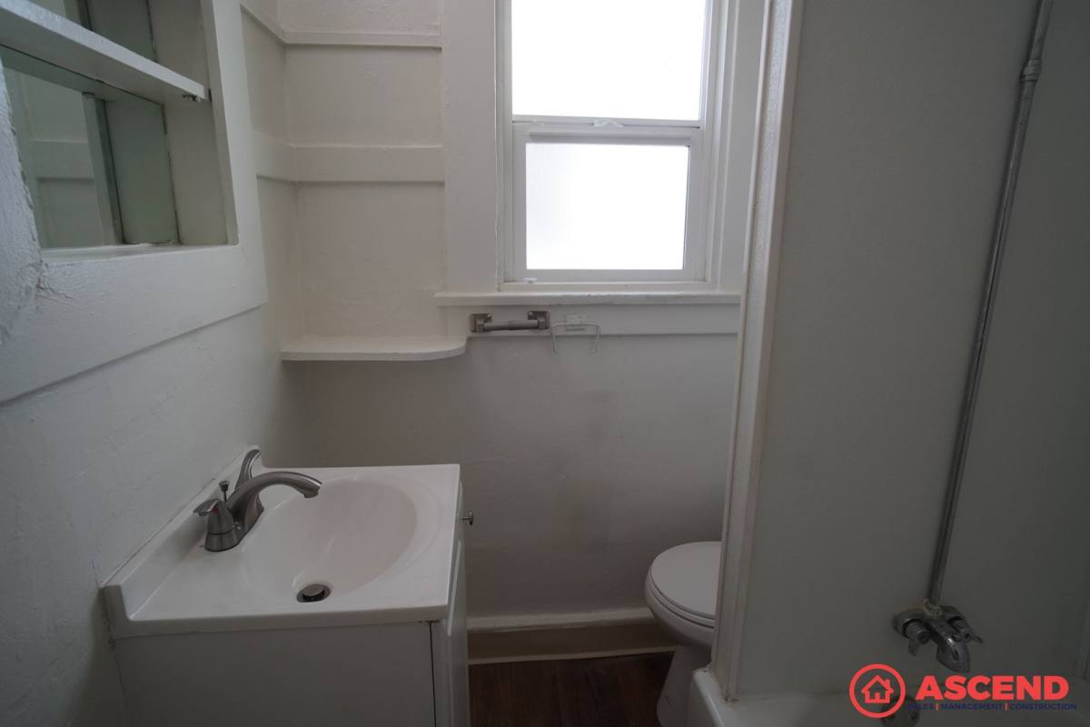 Apartment for rent at 1701 B St, Bakersfield, CA 93301