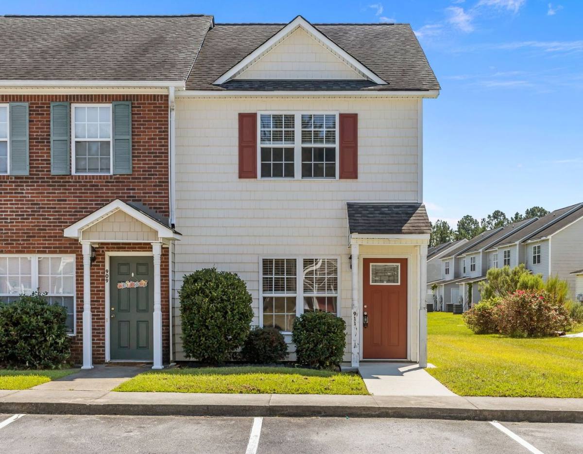 Townhouse for rent at 911 Springwood Dr, Jacksonville, NC 28546