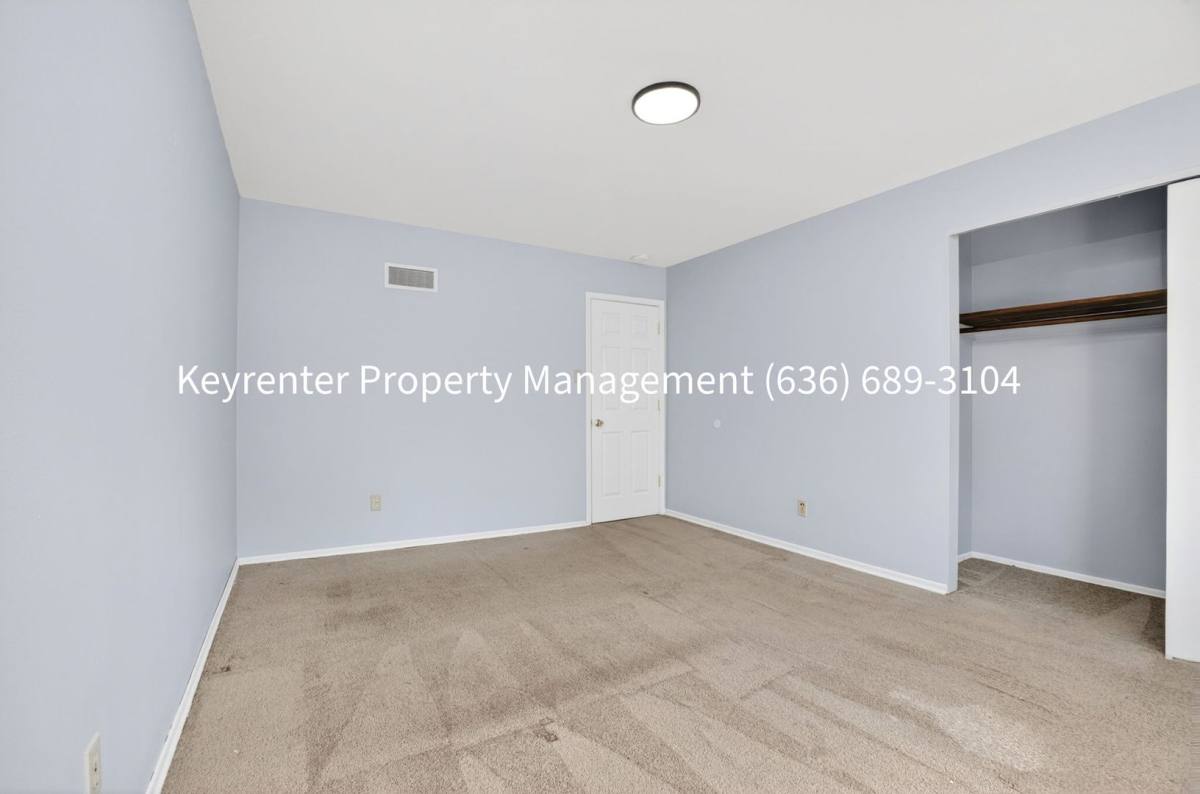 Apartment for rent at 920 Parkcrest Dr, Saint Charles, MO 63301