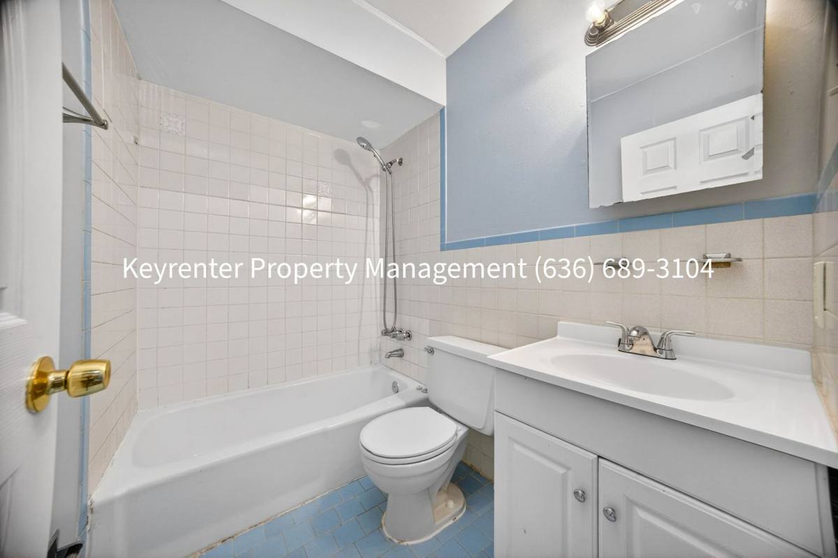 Apartment for rent at 920 Parkcrest Dr, Saint Charles, MO 63301