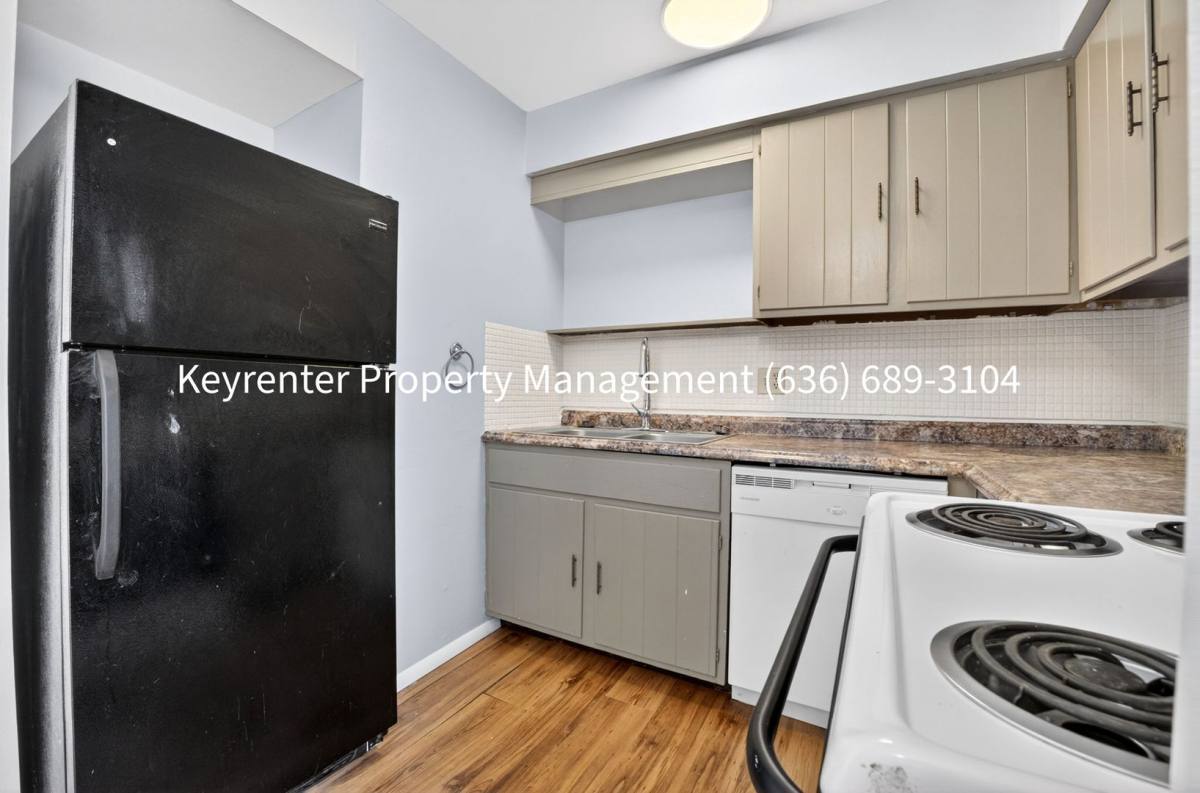 Apartment for rent at 920 Parkcrest Dr, Saint Charles, MO 63301