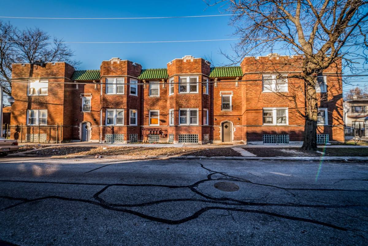 Apartment for rent at 702 N Waller Ave, Chicago, IL 60644