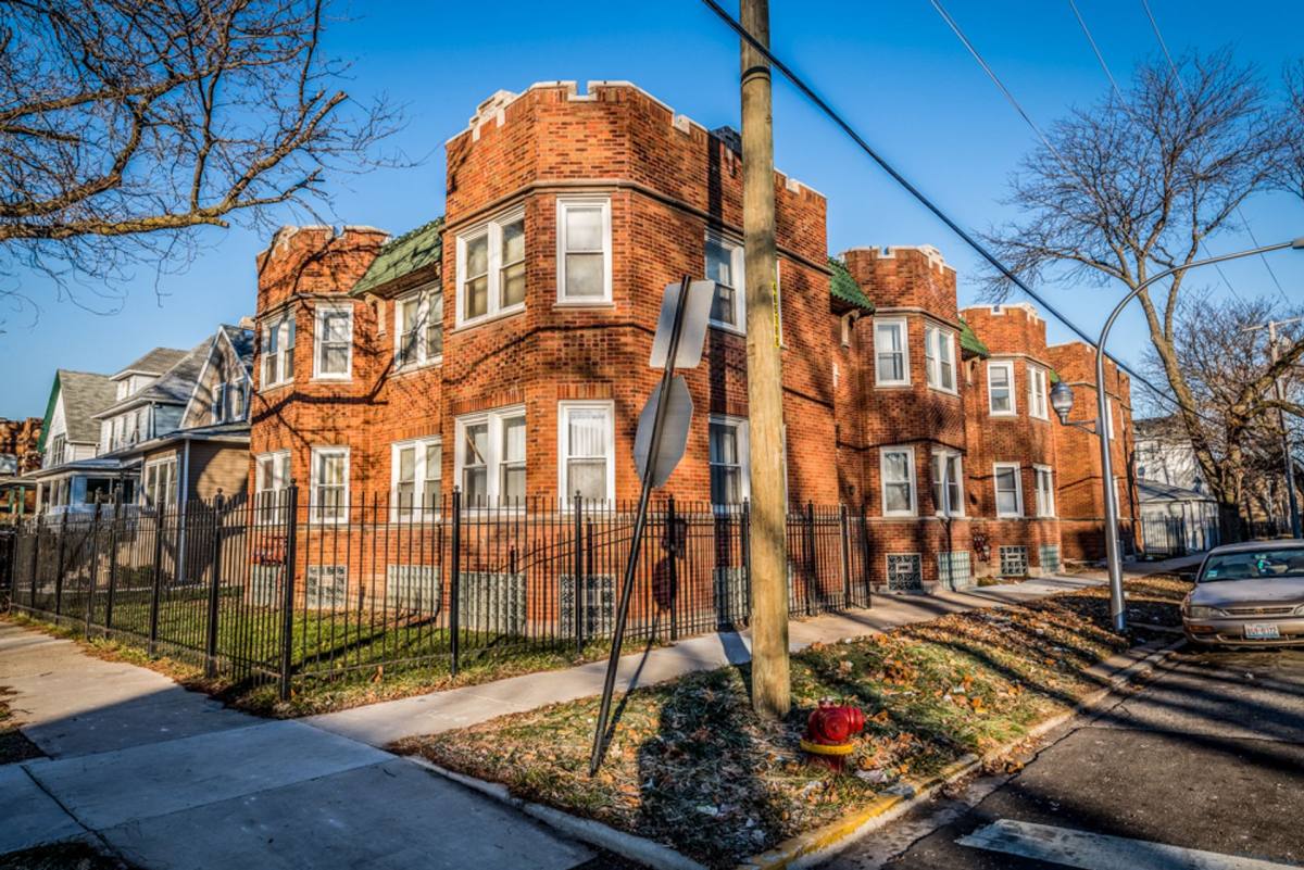 Apartment for rent at 702 N Waller Ave, Chicago, IL 60644